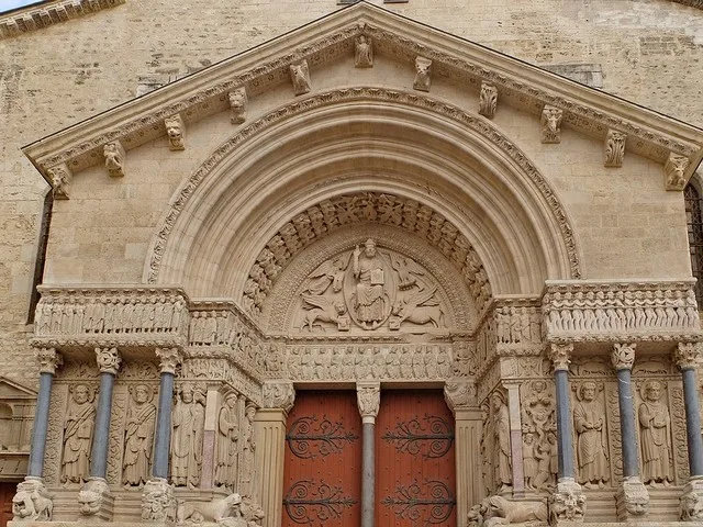 Du tittar just nu på Arles katedral