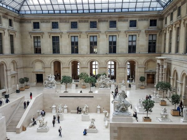 Tárlatvezetés a Louvre-ban