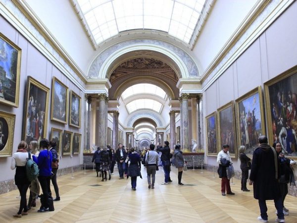 Tárlatvezetés a Louvre-ban