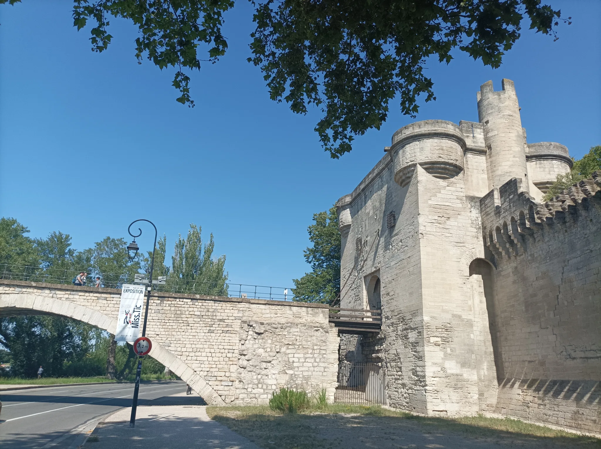 Visit the Pont d'Avignon, Romain Bouchaud
