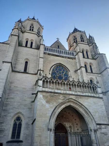 Read more about the article The cathedral Saint-Bénigne of Dijon