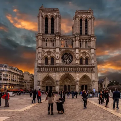 Wycieczka z przewodnikiem po Notre-Dame – 2 godziny