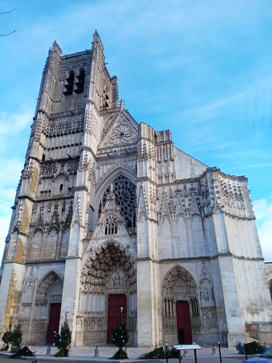 Idegenvezető Auxerre-ben, Romain Bouchaud